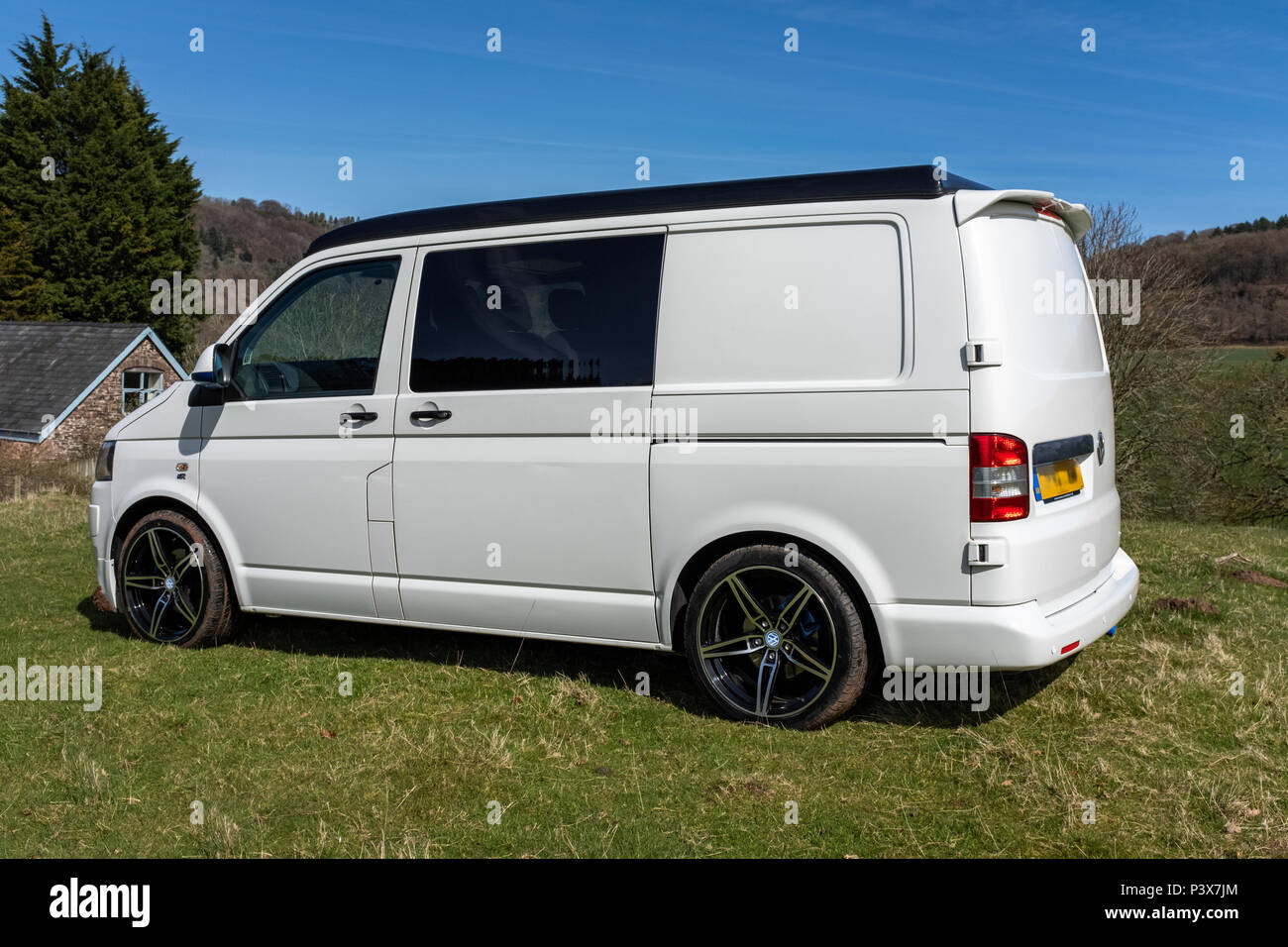 Weißen Volkswagen T6 Wohnmobil. Stockfoto