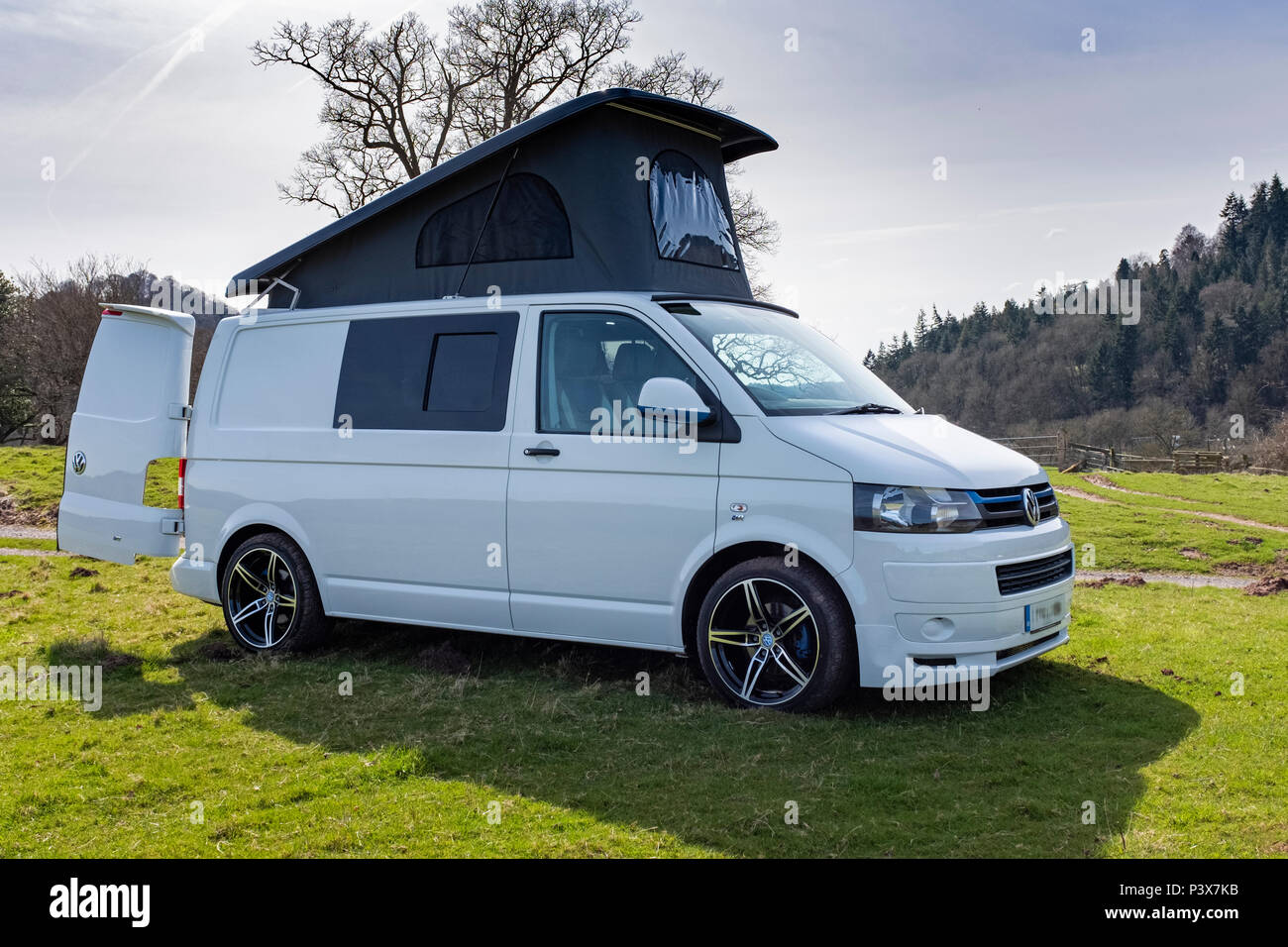 Weißen Volkswagen T6 Wohnmobil. Stockfoto