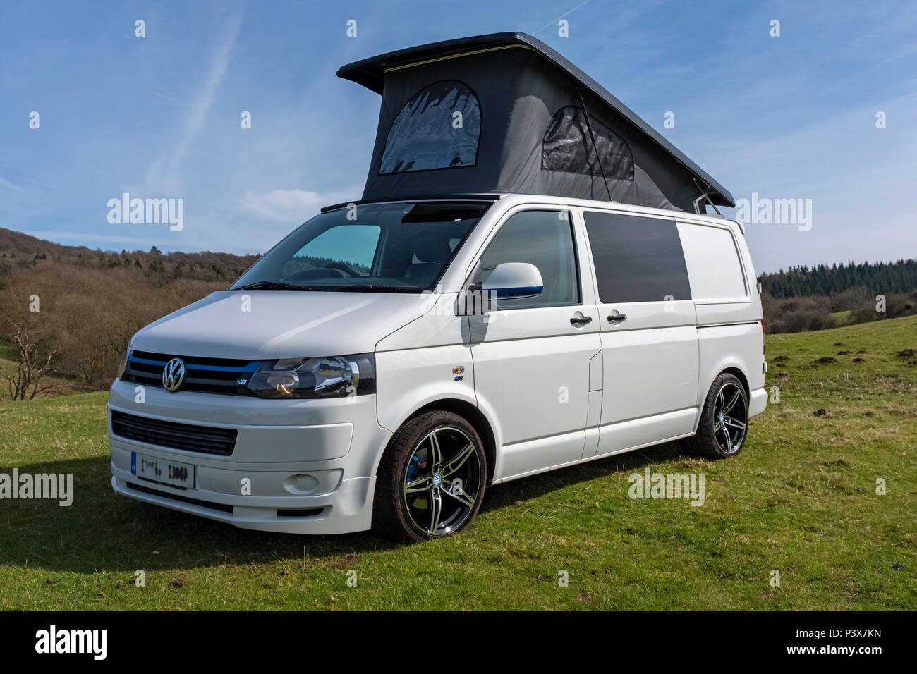 Weißen Volkswagen T6 Wohnmobil. Stockfoto