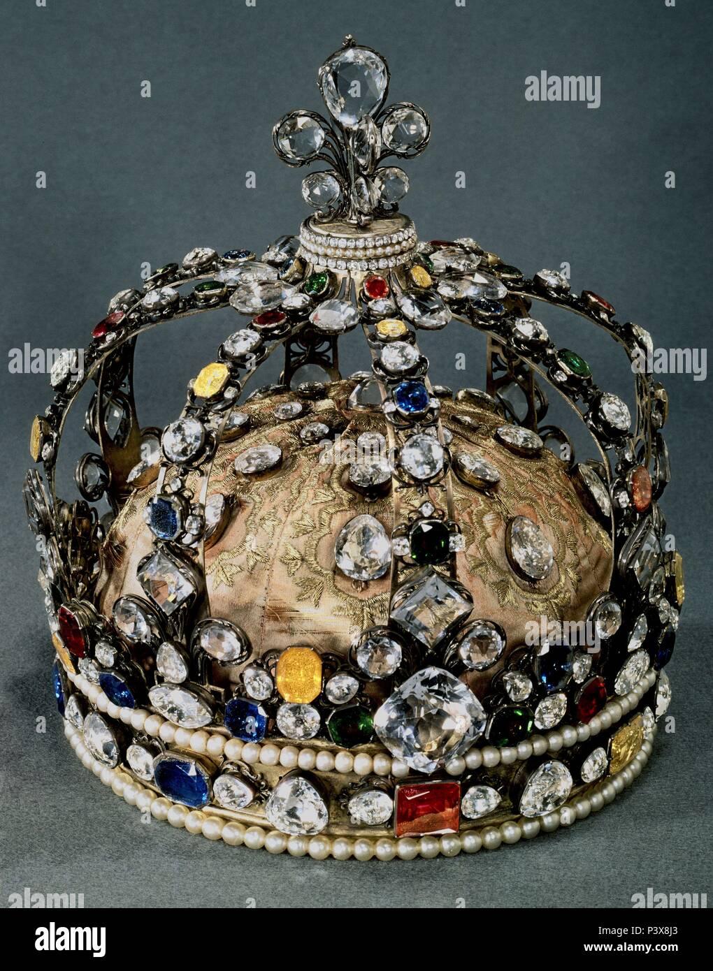CORONA DE LUIS XV-ORO Y PIEDRAS PRECIOSAS. Lage: MUSEO DEL LOUVRE - ORFEBRERIA, Frankreich. Stockfoto