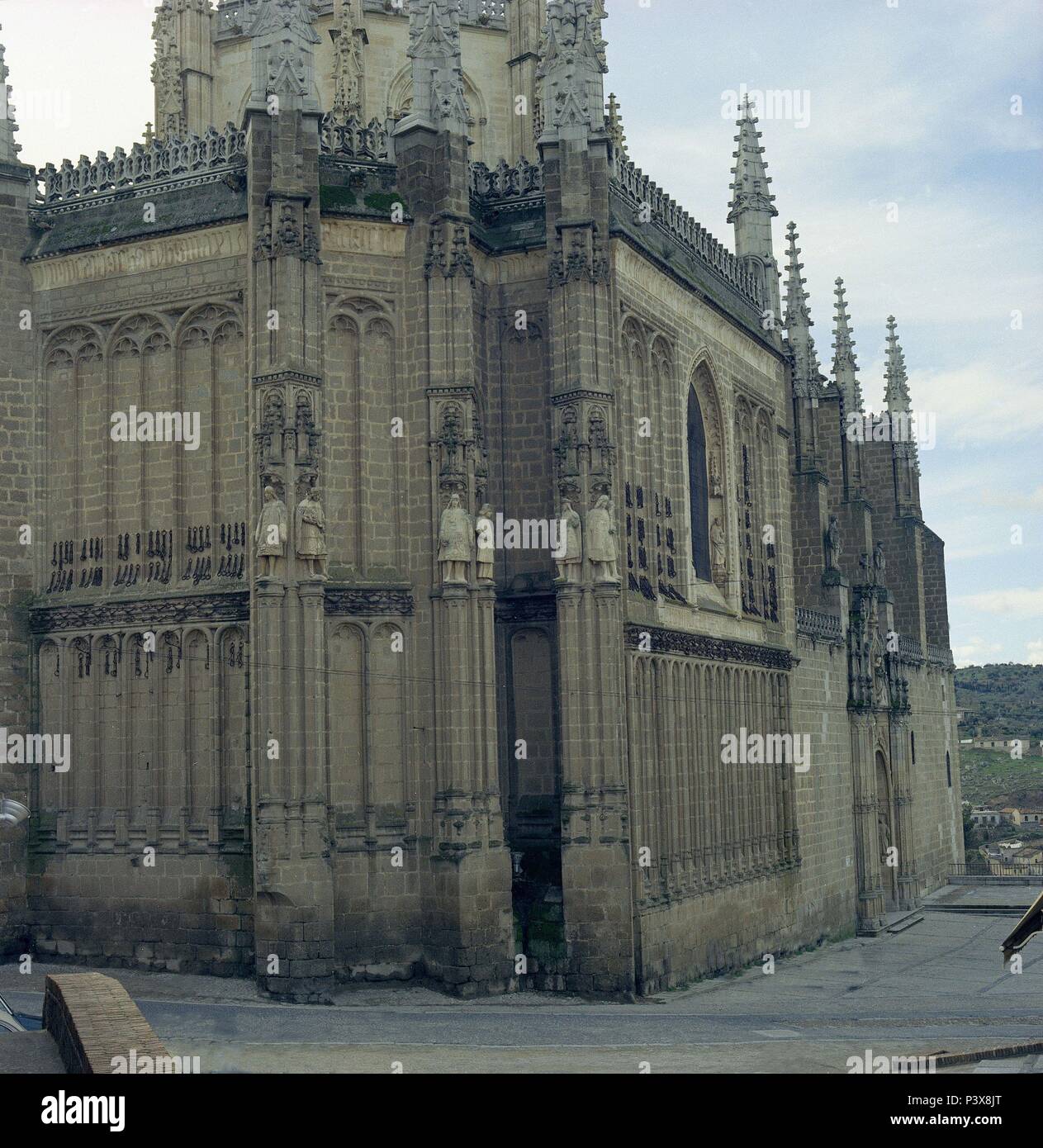 ABSIDES Y FACHADA PRINCIPAL-S XV-ESTILO REYES CATOLICOS. Autor: Juan Guas (C. 1430-1496). Lage: IGLESIA DE SAN JUAN DE LOS REYES, SPANIEN. Stockfoto