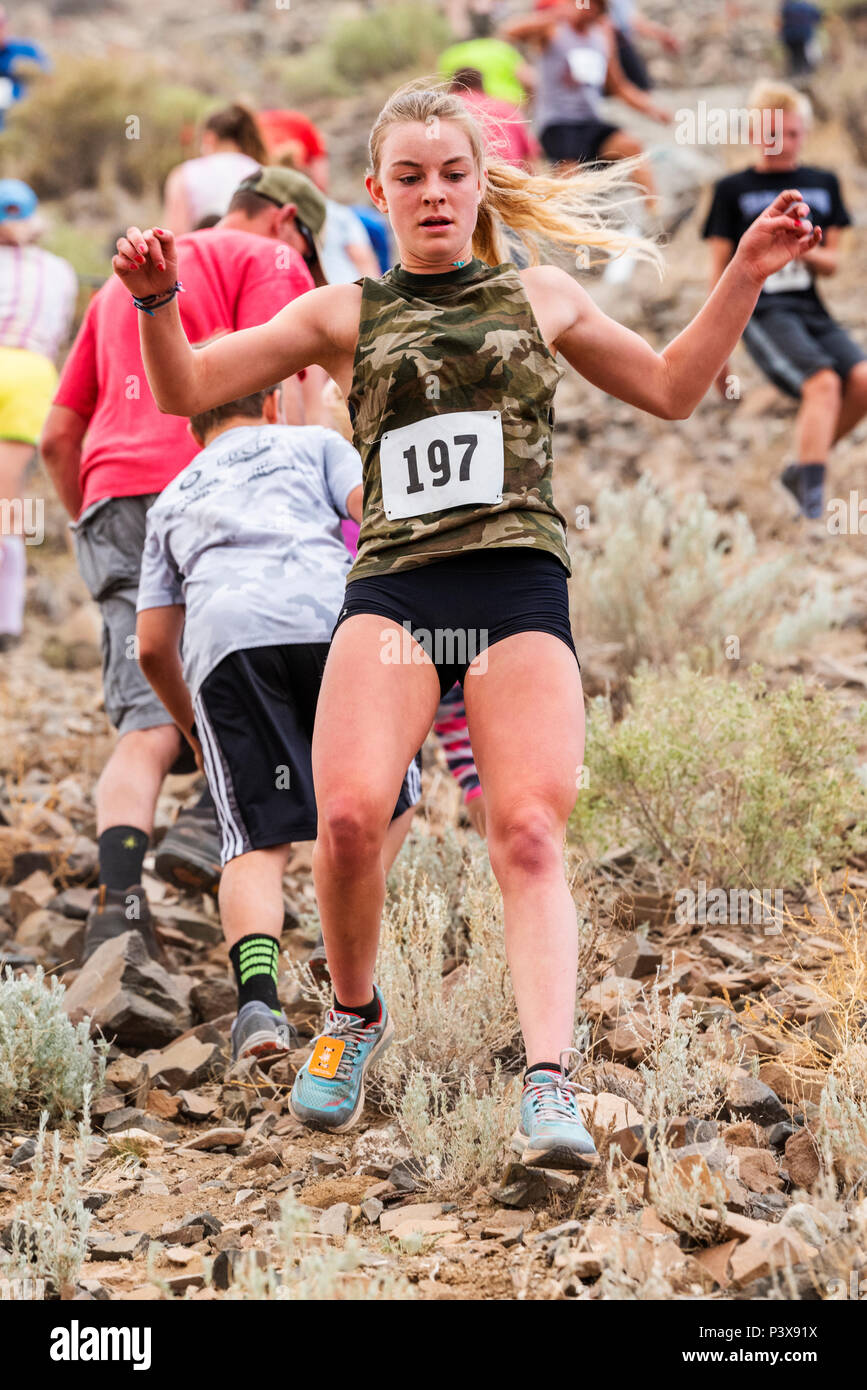 Weibliche Athleten Ruby Braun konkurriert in einem Wettlauf und steigen 'Berg (Tenderfoot Berg) während der jährlichen Fibark Festival; Salida, Colorado; Stockfoto