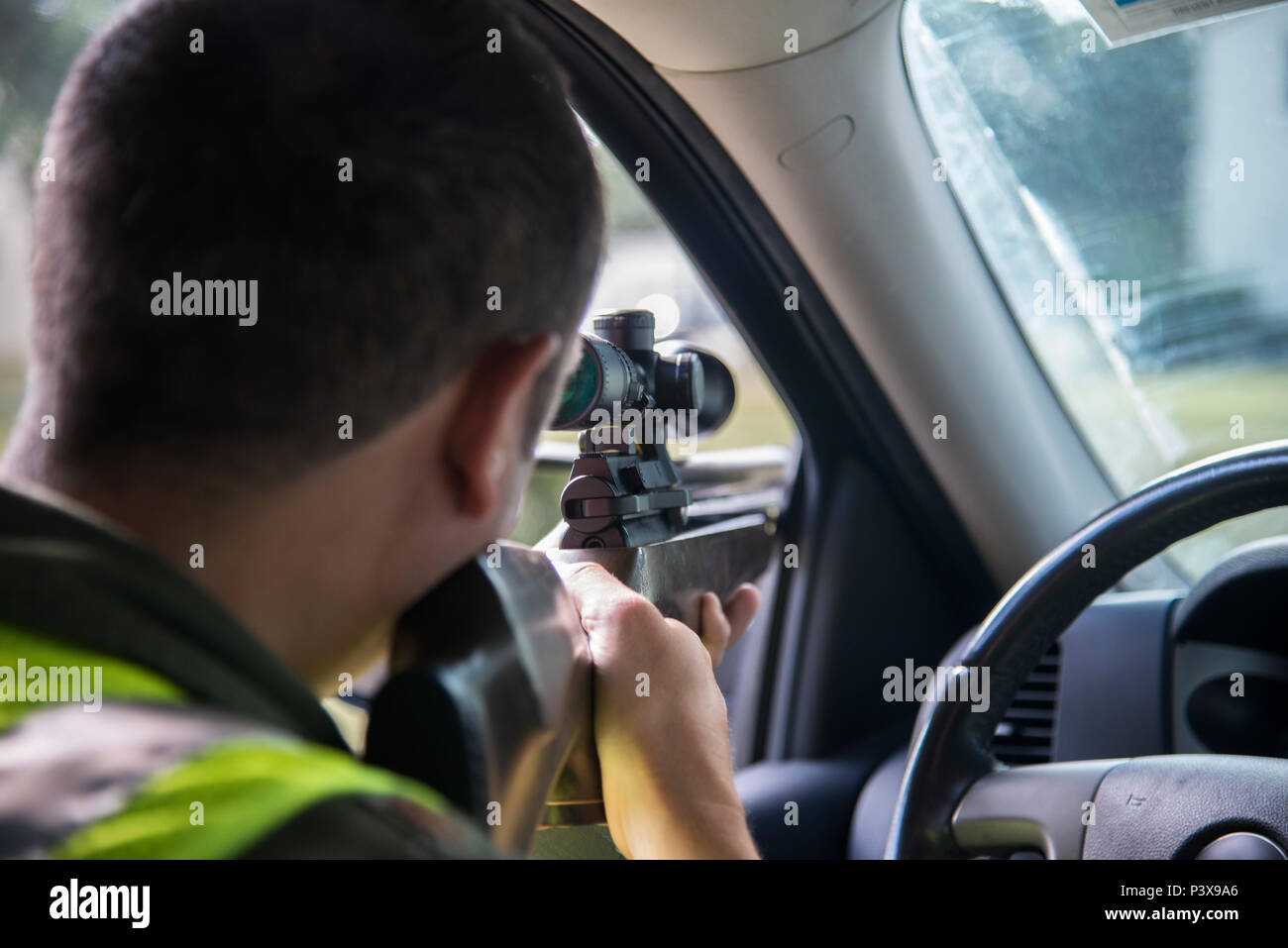Major Will Rose, 12. Flying Training Wing BASH program Manager und Sicherheit Flugoffizier T-6A Texan II stellen eine weiße – Winged Taube während der Durchführung Vogel Belästigung und Plünderung Tätigkeiten bei der gemeinsamen Basis San Antonio-Randolph 13. Juli 2016. Die weiß – geflügelte Taube ist die häufigste Bedrohung der Vogelpopulation auf Basis, weil es dazu neigt, in Herden auf der gleichen Höhe als Flugzeug auf der Landebahn fliegen. Ein Vogel so klein wie 4 Unzen kann dazu führen, dass Flugzeuge, einen Motor zu verlieren. Stockfoto