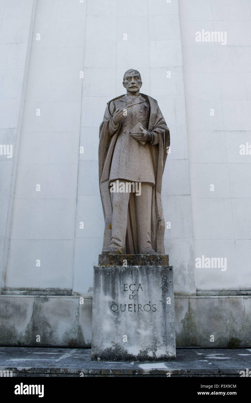 LISBOA, Portugal - 25.06. 2016: BIBLIOTECA NACIONAL DE PORTUGAL - Estátua em Granito tun escritor português Eça de Queirós, Obra tun artista Álvaro de Brée. (Foto: Giuliana Miranda/Fotoarena) Stockfoto