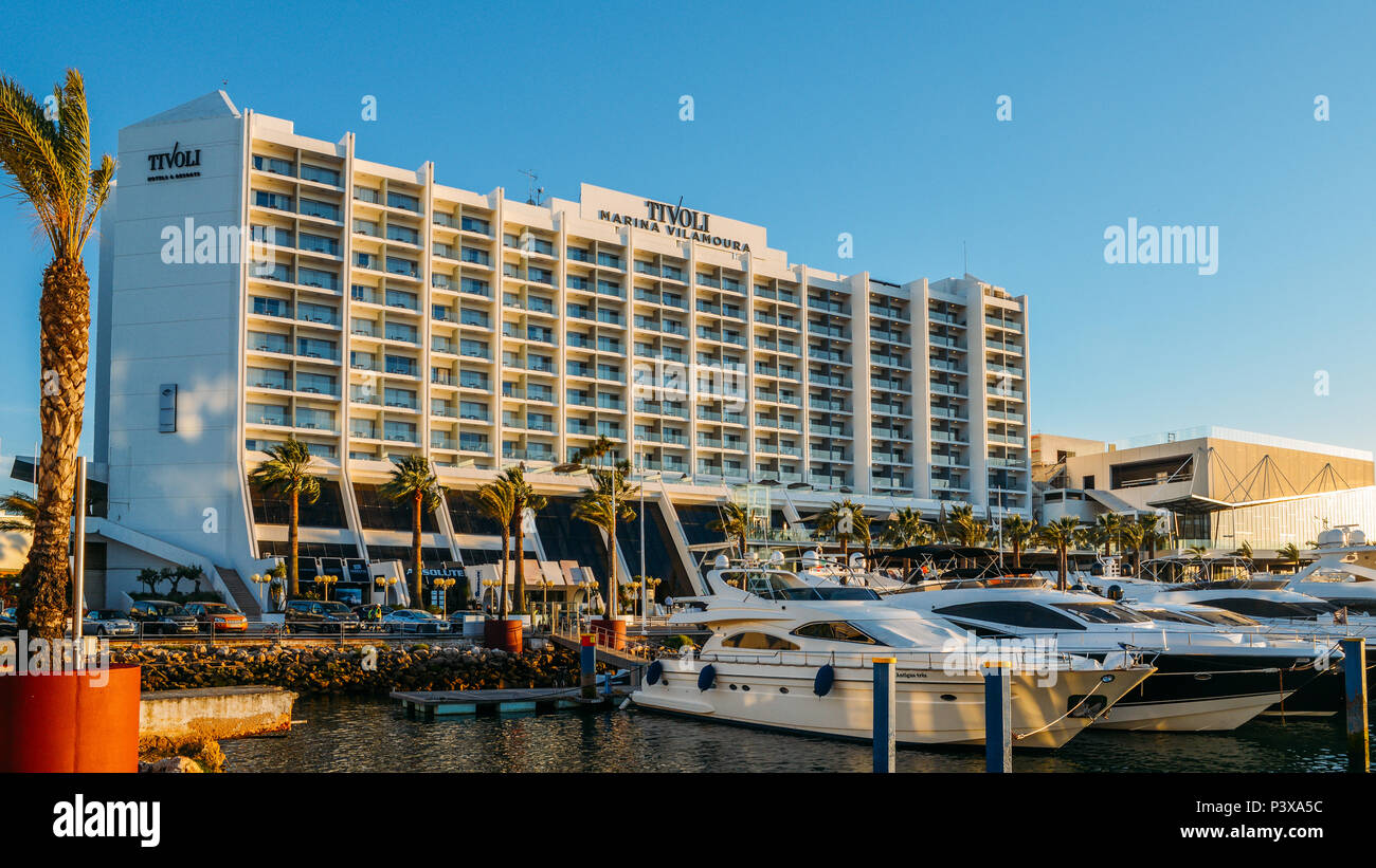 Marina voll von luxuriösen Yachten in touristischen Vilamoura, Quarteira, Algarve, Portugal Stockfoto