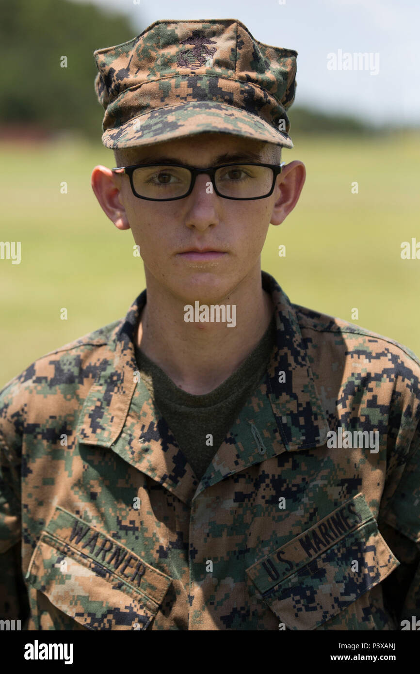 Rct. Andrew D. Warner, eine 18-jährige gebürtige Massillon, Ohio, ist derzeit Ausbildung bei der Marine Corps Recruit Depot Parris Island, S.C., in der Hoffnung auf den Titel United States Marine. Warner ist Training mit Platoon 3065, India Company, 3 Recruit Training Bataillon, und ist Absolvent Sept. 2, 2016 geplant. "Ich bin ein besserer Mensch zu werden," sagte Warner, der von Washington High School im Jahr 2016 absolvierte. "Ich habe nicht in der Schule arbeiten, und ich glaube, dass das Marine Corps wird mich drücken Sie im Leben stark zu versuchen." Rund 19.000 Rekruten auf Parris Island jährlich kommen für die Chance, becom Stockfoto