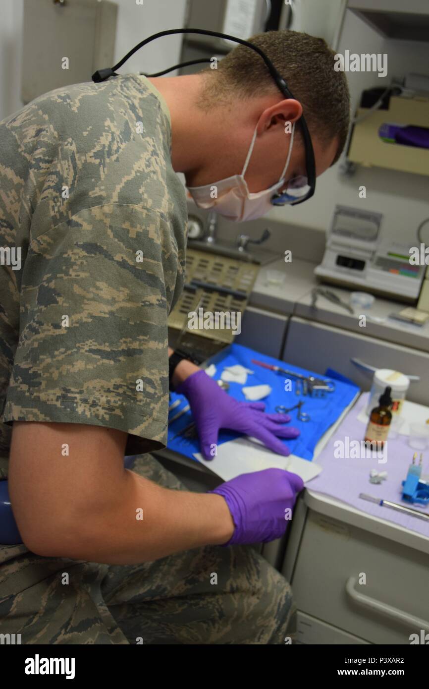 Sgt. Shane Hinton, 379 Expeditionary medizinische Gruppe Zahntechniker