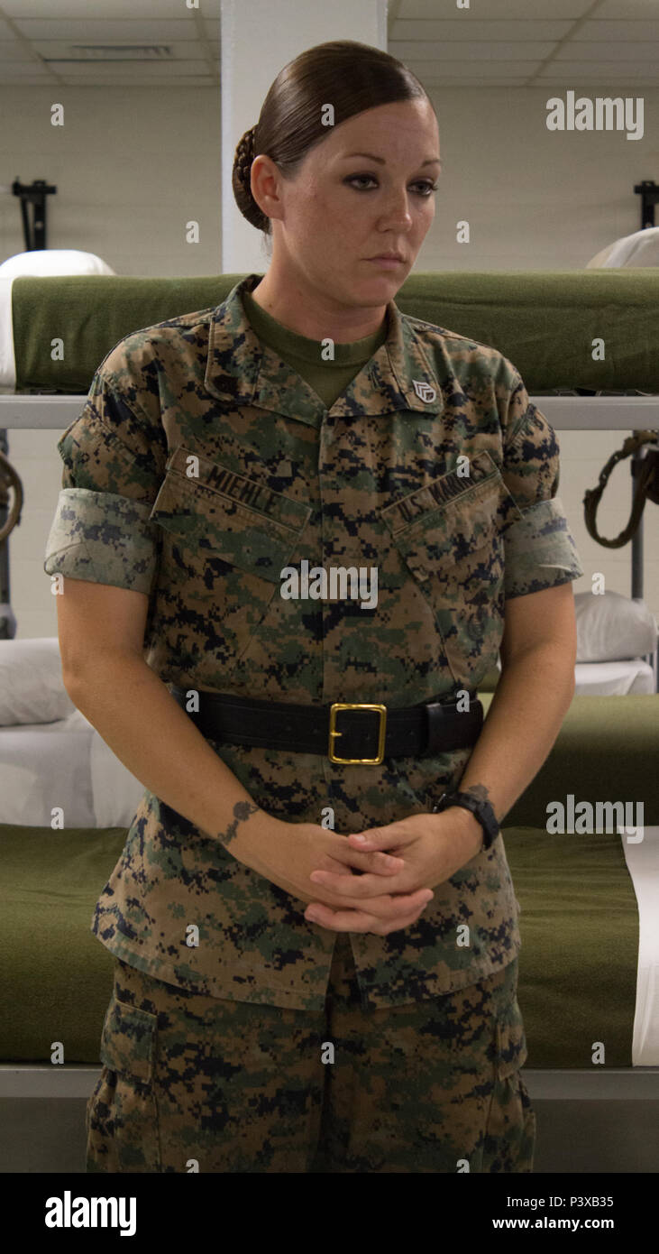 Senior Drill Instructor Staff Sgt. Jennifer L. Miehle, Platoon 4035, Papa, 4 Recruit Training Bataillon, führt ihre Rekruten in einer geführten Diskussion über die Bedeutung der Integrität Juli 17, 2016, auf Parris Island, S.C. Diese Diskussionen Hilfe der moralische Charakter der Rekruten zu entwickeln und die wahre Essenz des Seins ein Marine lehren. Miehle, 33, ist von Pasadena, Texas. Papa Unternehmen ist zu graduieren, Sept. 30, 2016 geplant. Parris Island ist der Aufstellungsort des Marine Corps, Ausbildung rekrutieren seit Nov. 1, 1915. Heute, rund 19.000 Rekruten kommen auf Parris Island jährlich für die CHANC Stockfoto