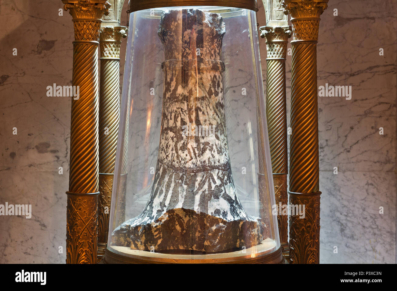 Die Heilige Säule (nach der Tradition ist es die Säule, an die Christus gebunden wurde, um geißelt zu werden) - Kapelle des Heiligen Zeno - Santa Prassede - Rom Stockfoto