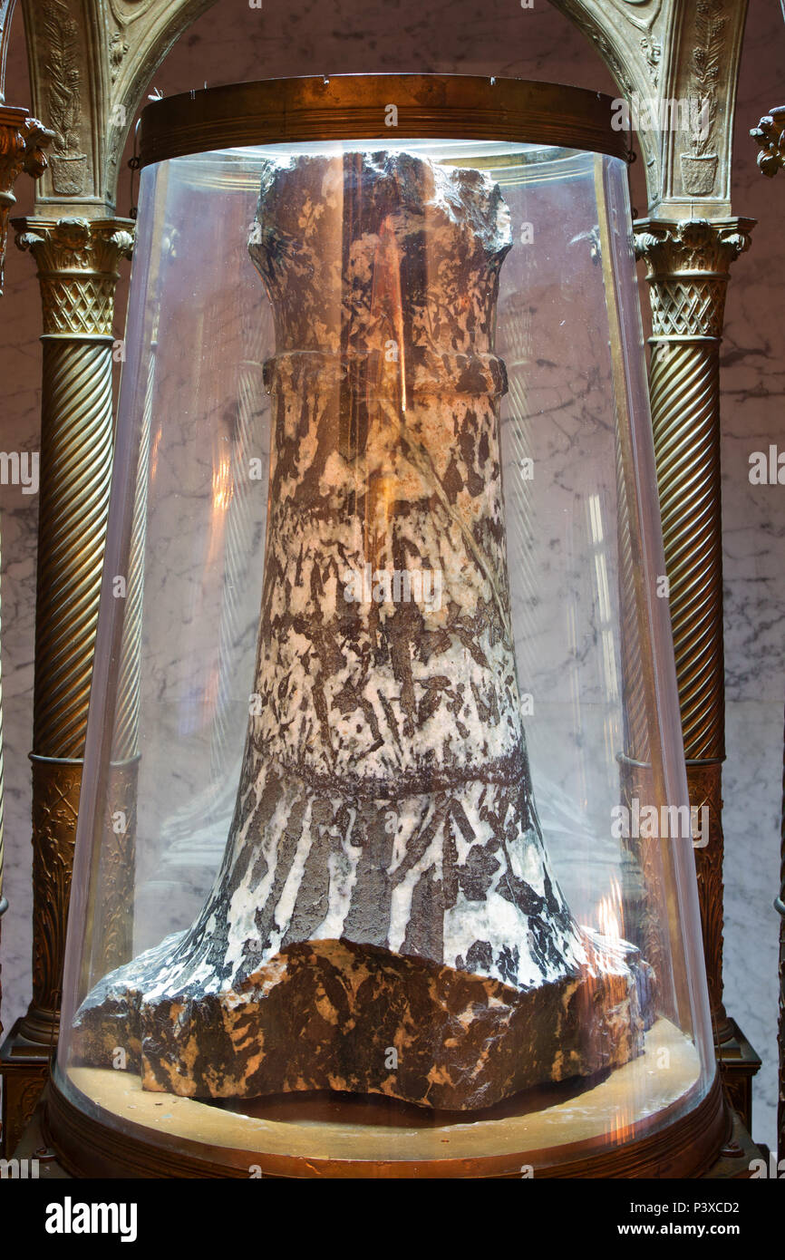Die Heilige Säule (nach der Tradition ist es die Säule, an die Christus gebunden wurde, um geißelt zu werden) - Kapelle des Heiligen Zeno - Santa Prassede - Rom Stockfoto