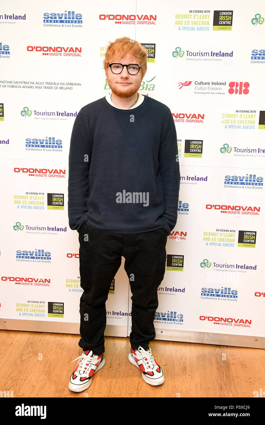 Ed Sheeran kommt zu einem Abend mit Dermot O' Leary im London Irish Centre am Camden Square in London an. Stockfoto