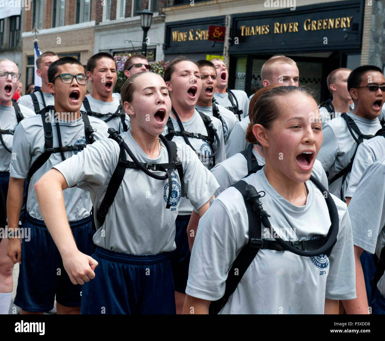 Kadetten der U.S. Coast Guard Academy Class von 2020 nahmen an einem 1,3 km langen Trumble Run von ft. Trumble to the Parade Grounds in New London, Connecticut, am 30. Juli 2016. Die Veranstaltung umfasste die Teilnahme des Superintendenten der Akademie und lokaler Beamter und schloss mit einer Zeremonie zu Ehren der Klasse ab. Der Lauf fördert körperliche Fitness, Esprit de Corps, Teamarbeit und Anerkennung von Kadettenleistungen und stärkt gleichzeitig die Traditionen und das Engagement der Gemeinschaft innerhalb der Coast Guard Academy. Stockfoto