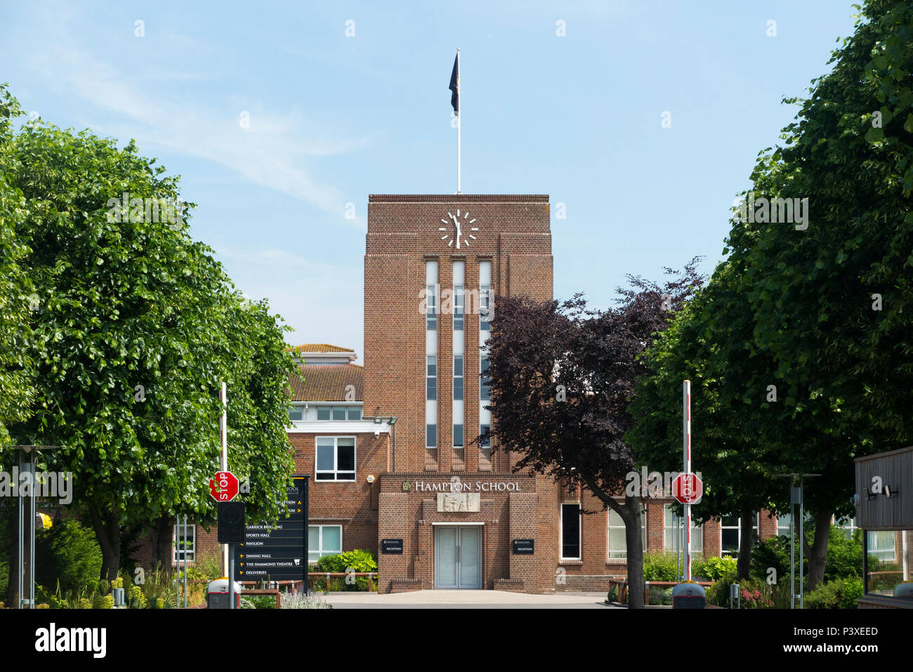 Vordere äußere Fassade der Hampton Schule mit Flagge. Es ist eine unabhängige Schule für Jungen in Hampton, London. Das VEREINIGTE KÖNIGREICH (99) Stockfoto