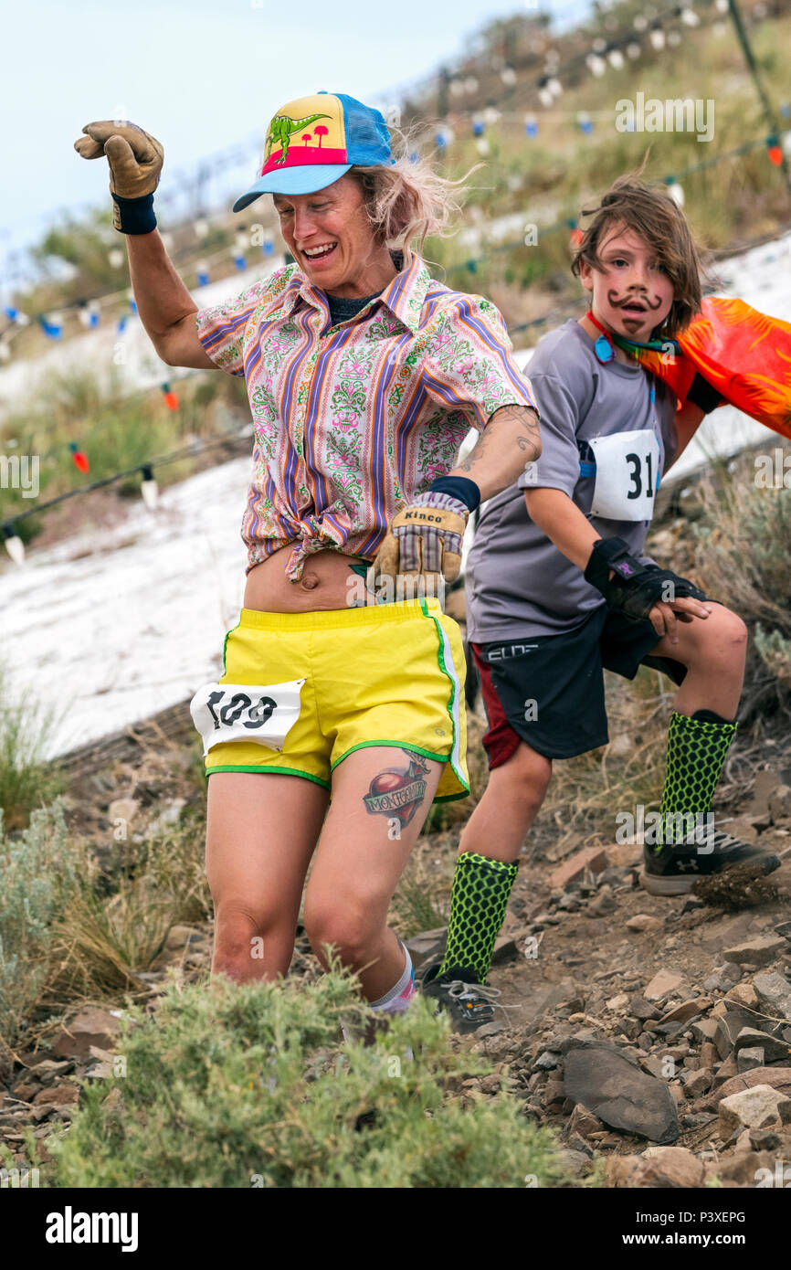Mutter & Sohn konkurrieren in einem Wettlauf und steigen 'Berg (Tenderfoot Berg) während der jährlichen Fibark Festival; Salida, Colorado, USA Stockfoto