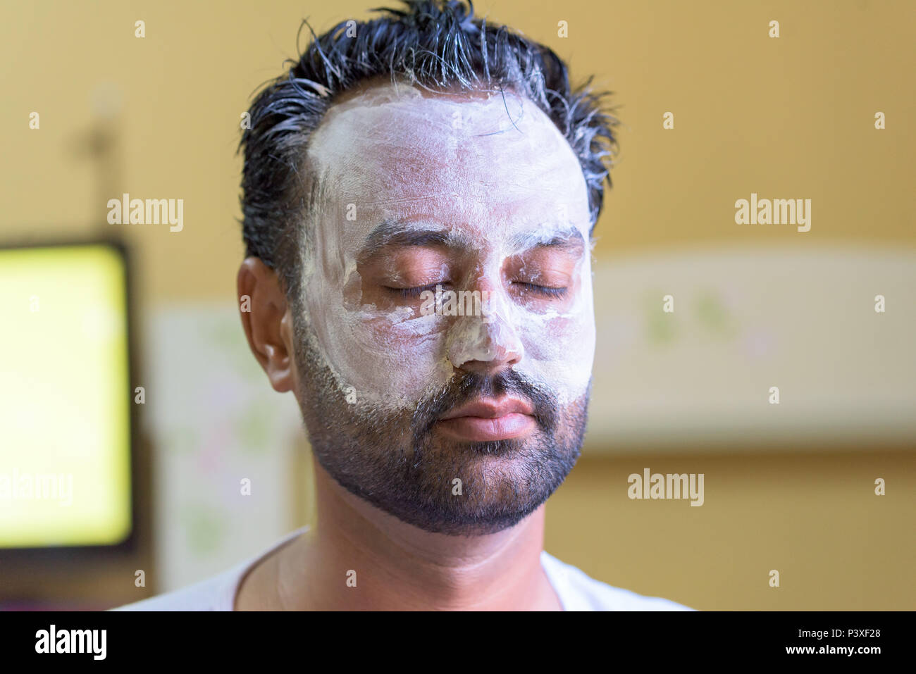 Yoing gelagert Mann, Beauty Maske Stockfoto