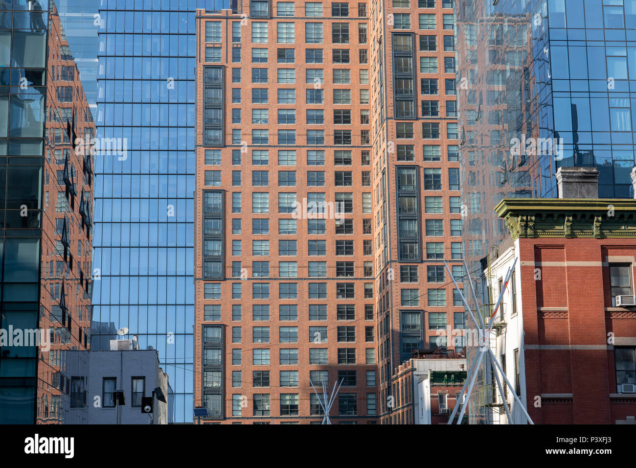 Eine Mischung aus alten und modernen Gebäuden, Stahl, Glas und Backstein umgeben die High Line Park in New York City Stockfoto