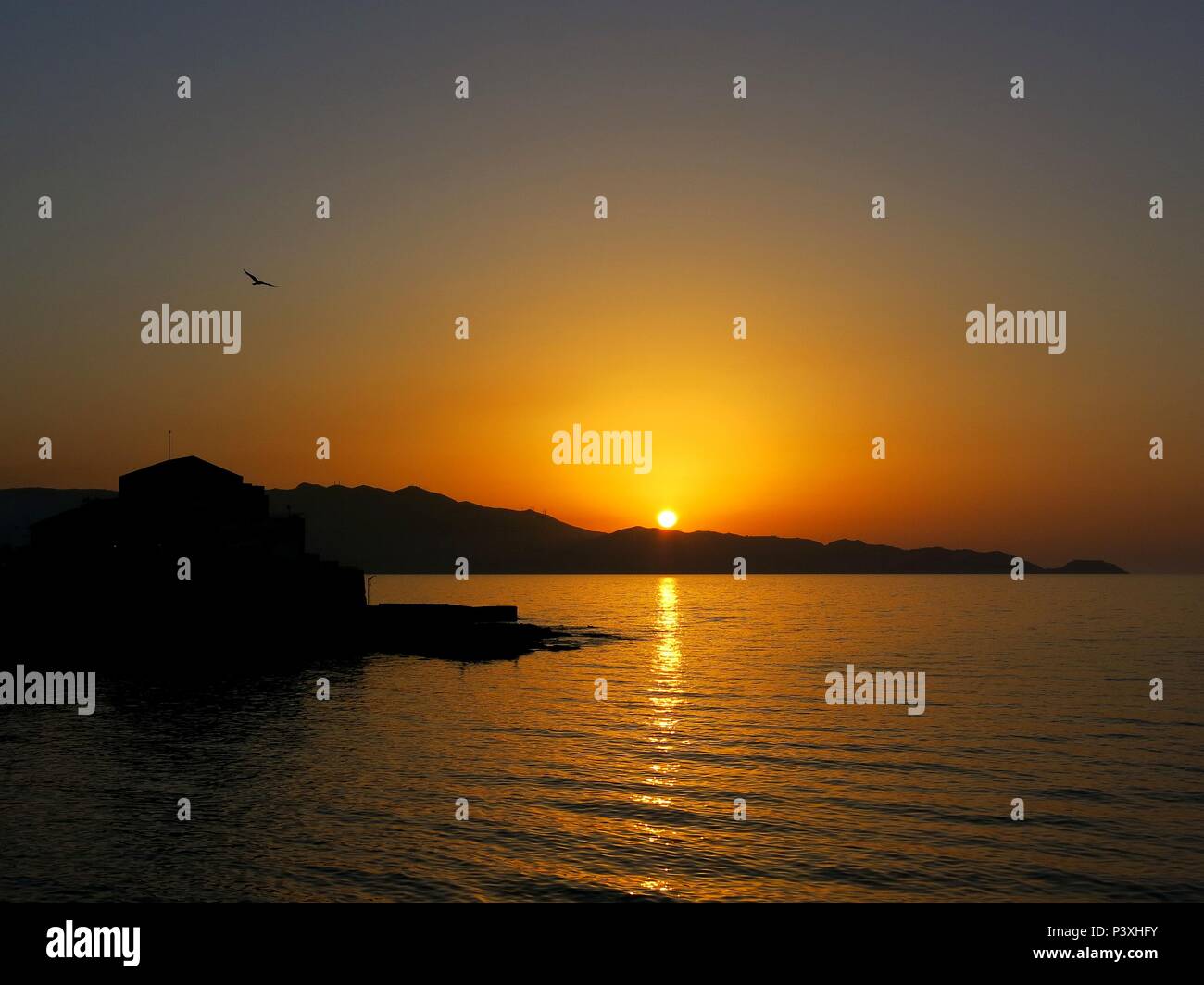 Sonne untergeht im Horizont. Heraklion, Crete, Griechenland. Stockfoto
