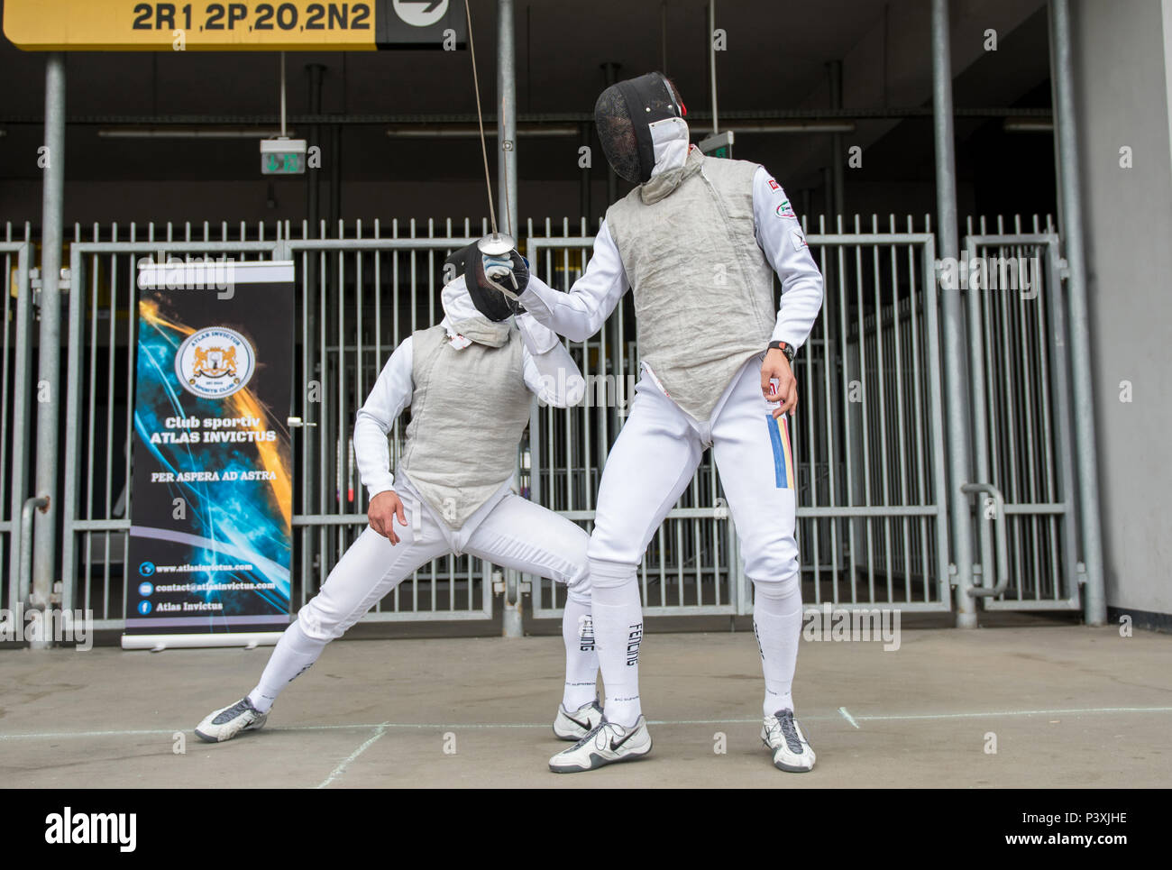CLUJ, Rumänien - 17. JUNI 2018: Fechter Fechten und Üben mit Schwert während des Sports Festival Stockfoto