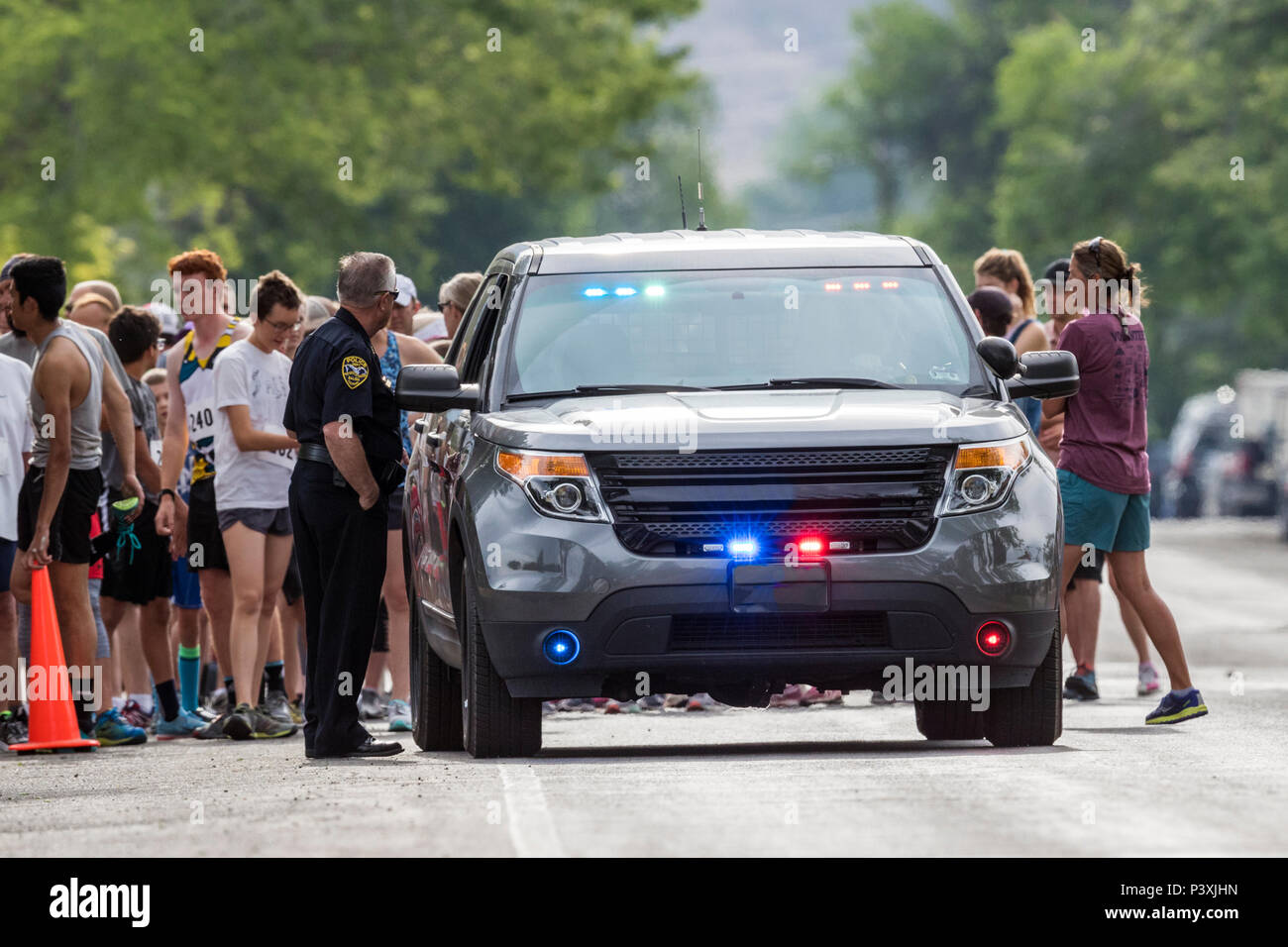 Polizei Auto führt die Läufer in 5K und 10 K Fuß Rennen; jährliche Fibark Festival; Salida, Colorado, USA Stockfoto