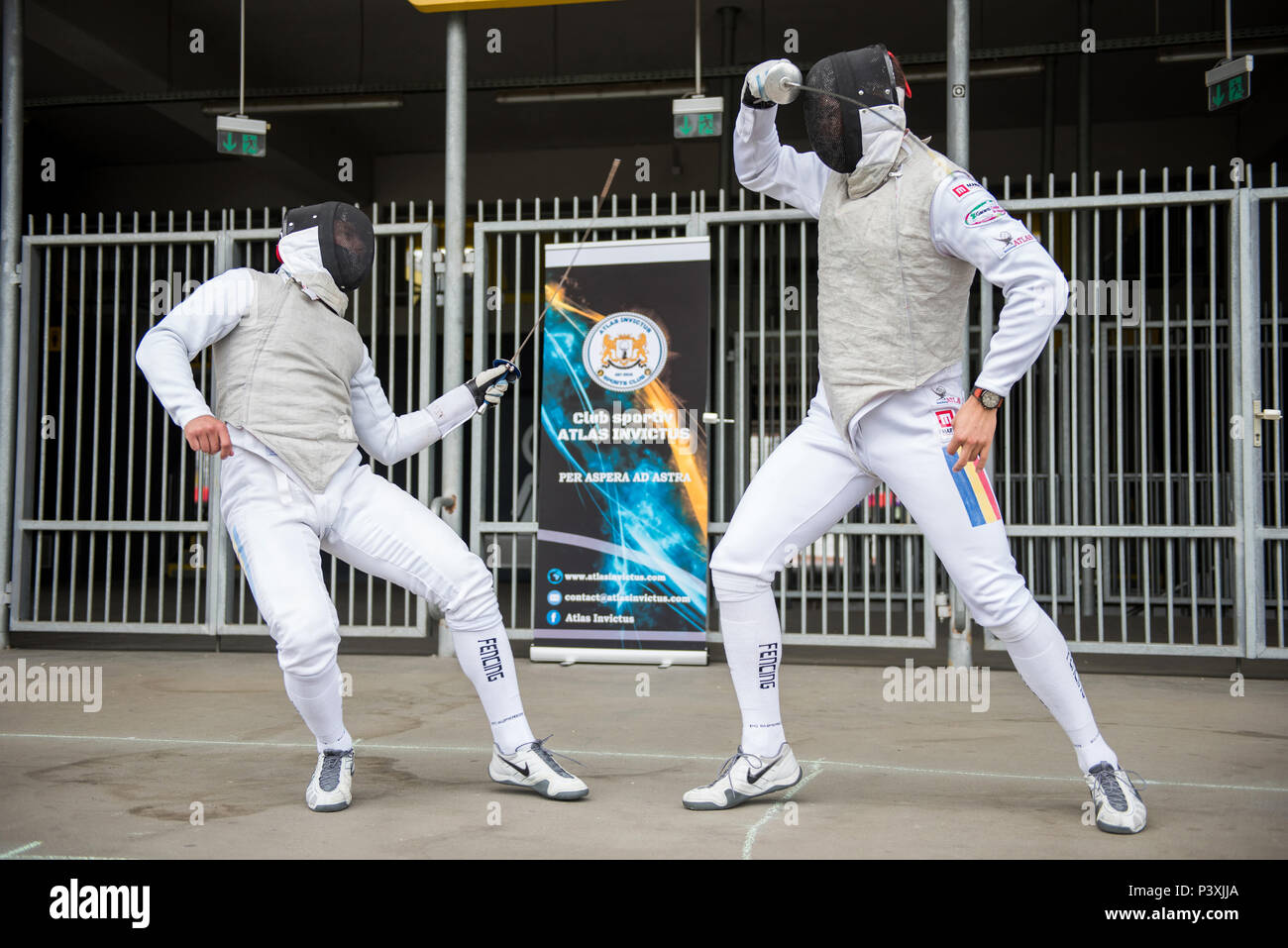 CLUJ, Rumänien - 17. JUNI 2018: Fechter Fechten und Üben mit Schwert während des Sports Festival Stockfoto
