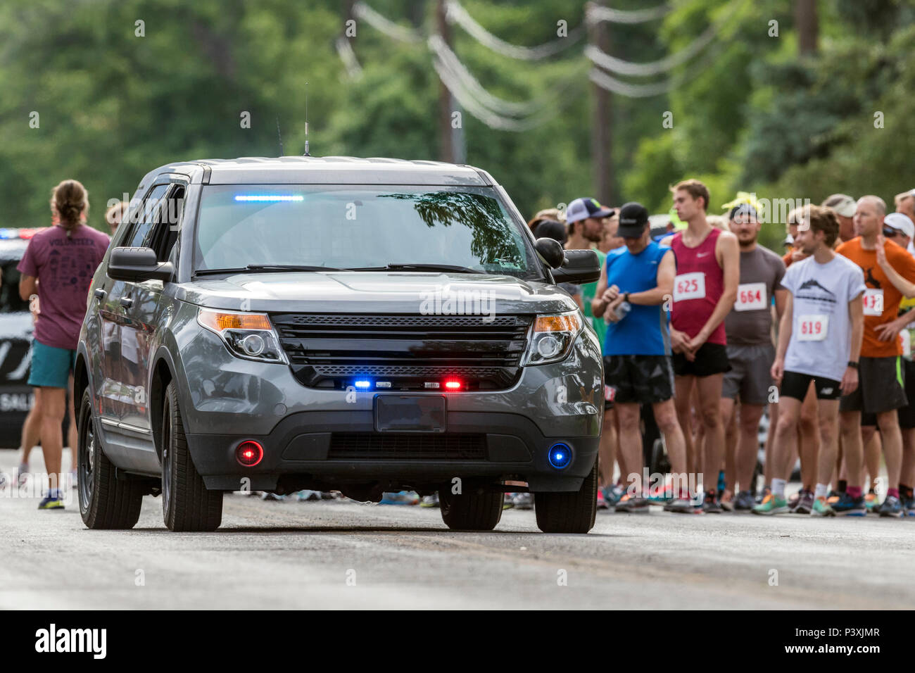 Polizei Auto führt die Läufer in 5K und 10 K Fuß Rennen; jährliche Fibark Festival; Salida, Colorado, USA Stockfoto