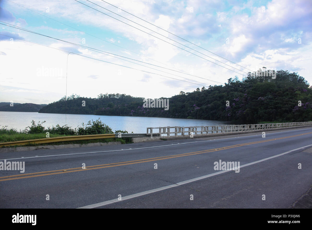 Represa Bilings, Beira da Rodovia Índio Tibiriça-SP 31, keine munícipio de Ribeirão Pires - SP. Stockfoto