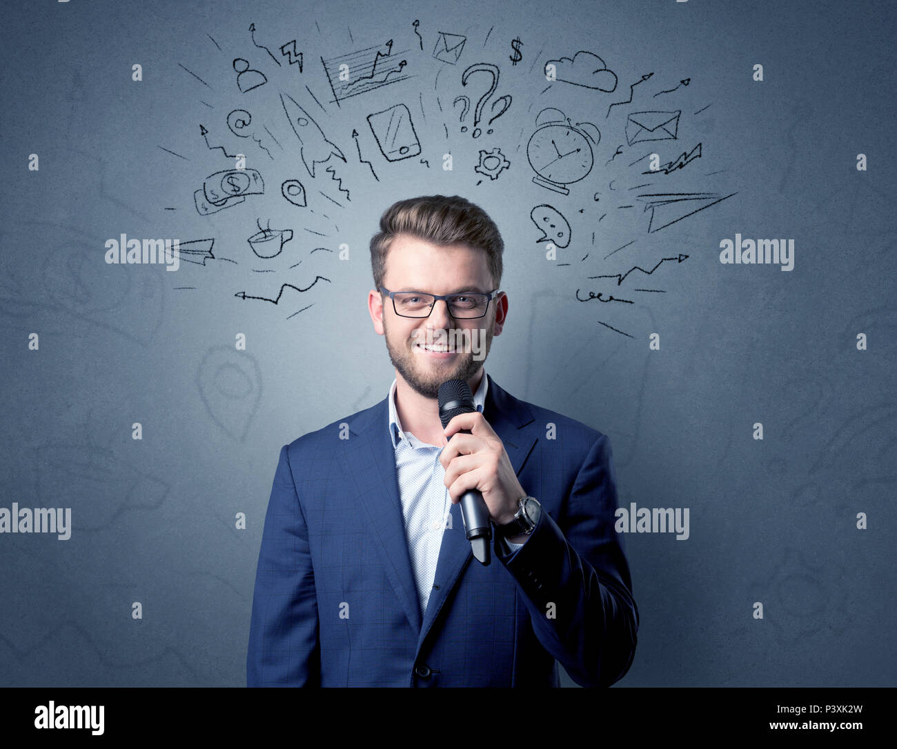 Geschäftsmann sprechen in das Mikrofon mit gemischten Doodles über seinem Kopf Stockfoto