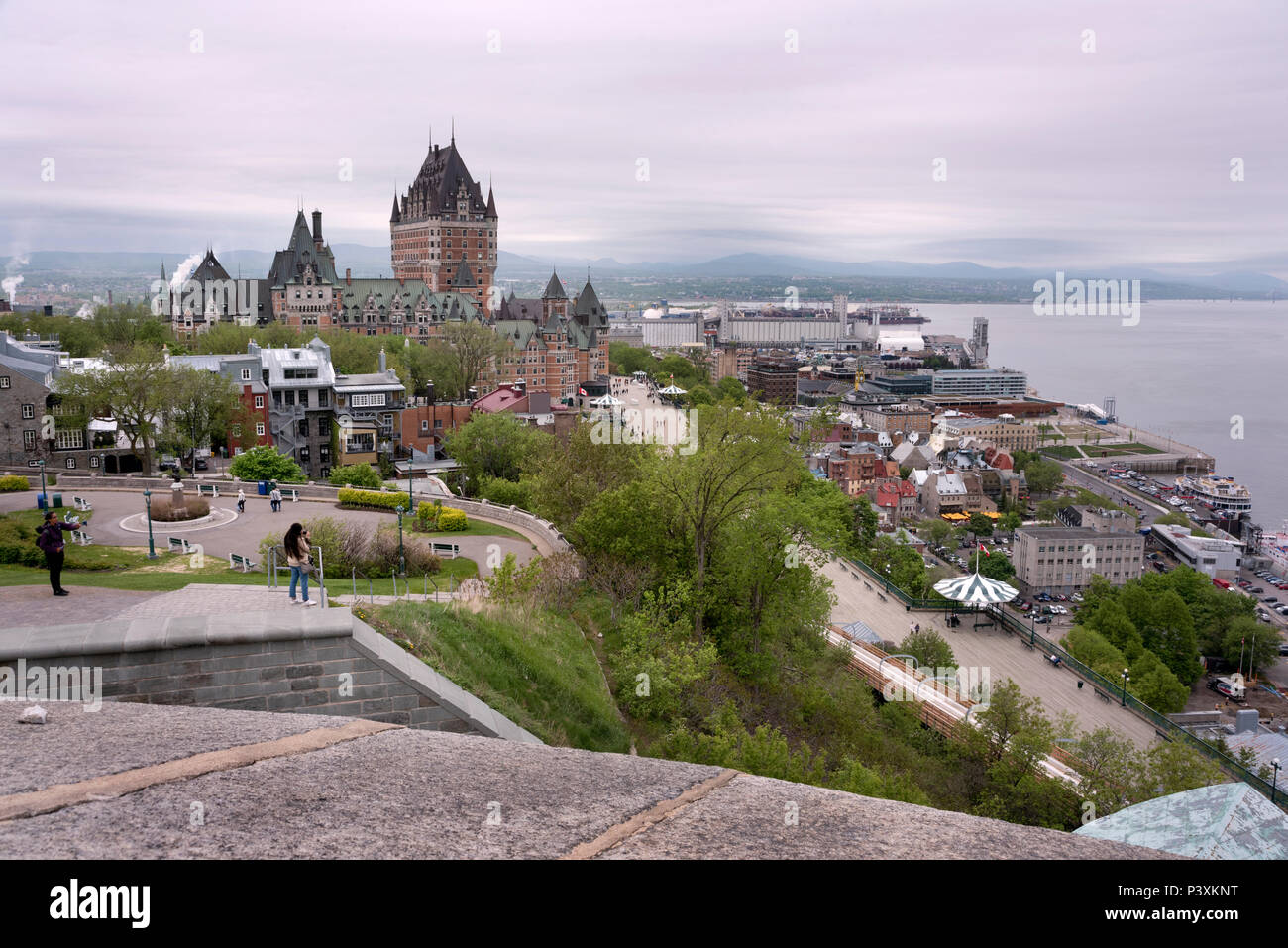 Ein Blick auf die Altstadt von Quebec, Kanada, von der Citadelle, die das Chateau Frontenac (Mitte) und der St. Lawrence River Stockfoto