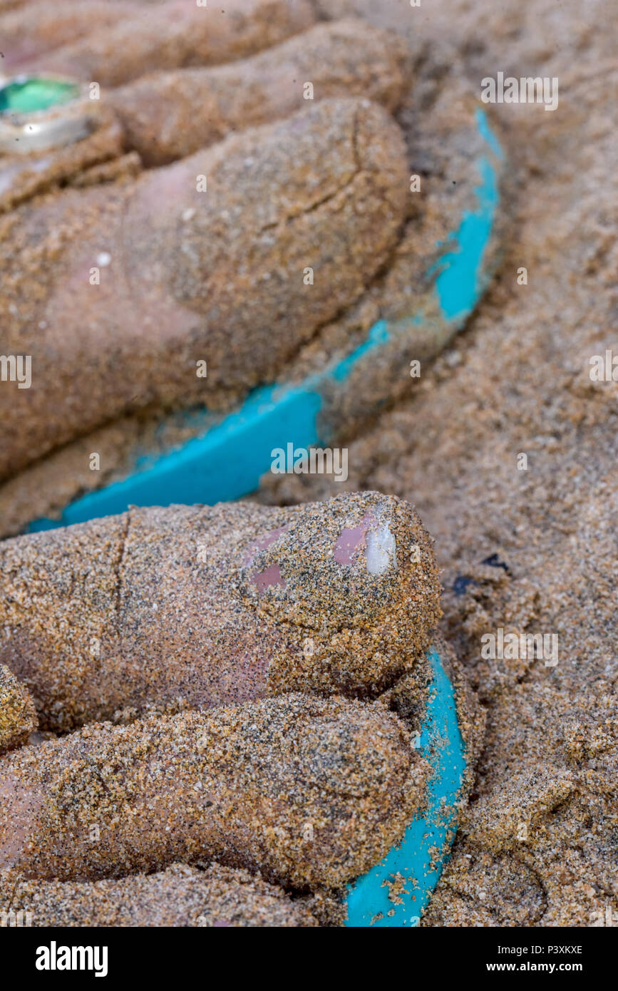 Nahaufnahme eines weiblichen Füße schmutzig mit nassen Strand sand Stockfoto