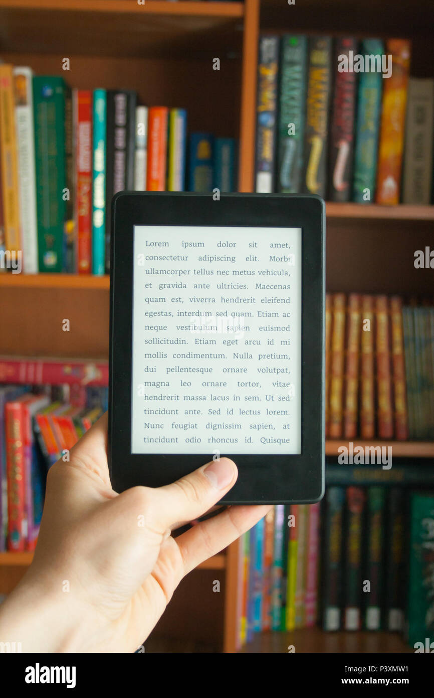 E-Buch in der Hand des Menschen mit Lorem ipsum Text Stockfoto