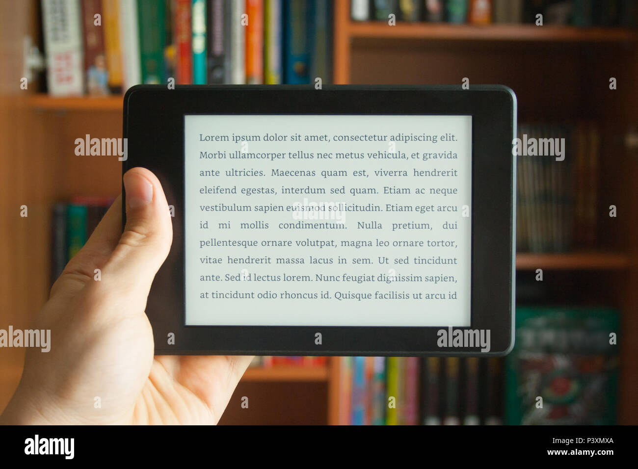 E-Buch in der Hand des Menschen mit Lorem ipsum Text Stockfoto