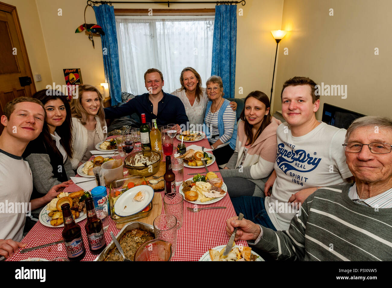 Eine Familie mit mehreren Generationen Sitzen zum Mittagessen, Sussex, UK Stockfoto