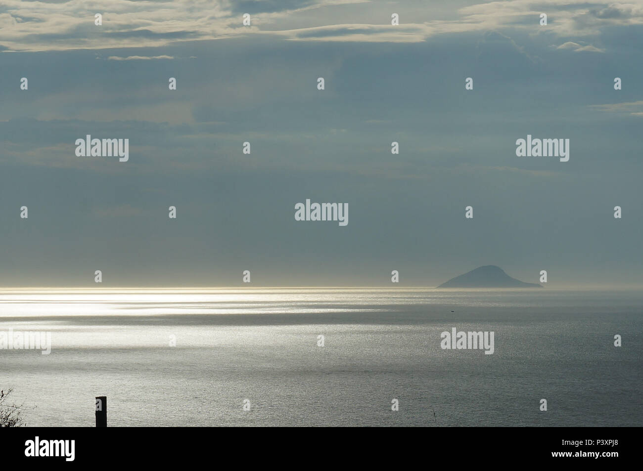 Depois da CHUVA, Sol reflete Keine mar Keine fim de Tarde da Praia do Curral em Ilhabela, Litoral Norte de São Paulo. Ao fundo montão Ilha de trigo. Stockfoto