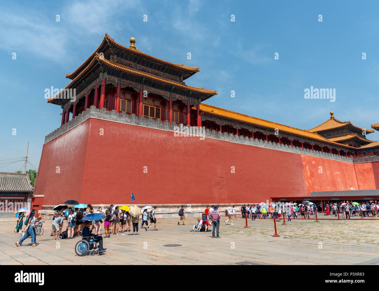 Die Meridian Tor des berühmten Forbidden palace Stadt mit einer Menge touristische Menschen warten auf den Palast in Peking eingeben Stockfoto