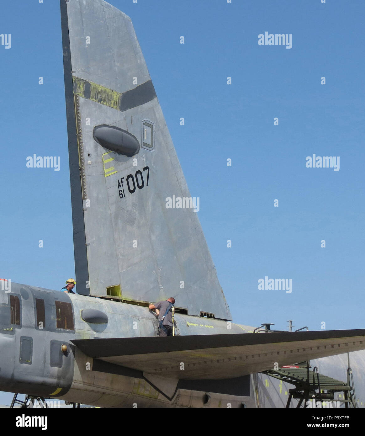Mitglieder der 565th Aircraft Maintenance Squadron der Schwanz auf "Ghost Rider" am 31. Juli 2016 wieder an. Die B-52 Stratofortress, Schwanz Nummer 61-007, machte vor Kurzem umfangreiche programmierte Depot Instandhaltung bei Tinker Air Force Base. "Ghost Rider" ist der erste B-52 zu immer regeneriert von langfristigen Lagerung mit der 309Th Aerospace Wartung und Regeneration Gruppe in Davis-Monthan AFB, Ariz. und zu voll funktionsfähigen flying Status zurückgegeben. (Air Force Foto) Stockfoto