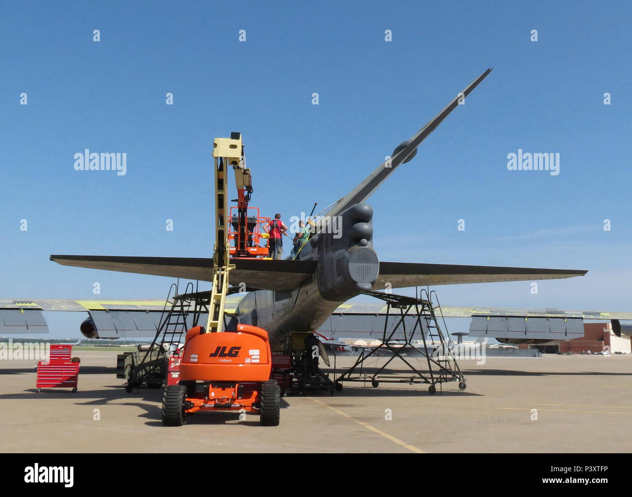Mitglieder der 565th Aircraft Maintenance Squadron der Schwanz auf "Ghost Rider" am 31. Juli 2016 wieder an. Die B-52 Stratofortress, Schwanz Nummer 61-007, machte vor Kurzem umfangreiche programmierte Depot Instandhaltung bei Tinker Air Force Base. "Ghost Rider" ist der erste B-52 zu immer regeneriert von langfristigen Lagerung mit der 309Th Aerospace Wartung und Regeneration Gruppe in Davis-Monthan AFB, Ariz. und zu voll funktionsfähigen flying Status zurückgegeben. (Air Force Foto) Stockfoto