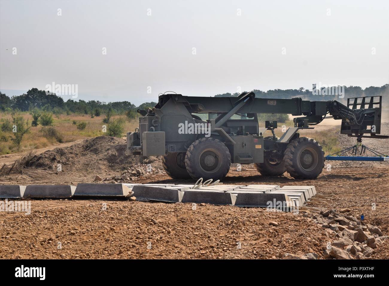 Ingenieure von der 841St Ingenieur Bataillon, U.S. Army Reserve legen artikuliert Betonsteine Schwachstellen von Straßen im Bau am 25. Juli 2016 zur Verstärkung bei Novo Selo, Bulgarien während des Betriebes entschlossenen Schloss 2016. Soldaten des 841St Engineer Battalion verbrachte den Sommer 2016 Arbeiten mit Service Mitglieder vom Tennessee Army National Guard und Mississippi Army National Guard ein Tank Training Strecke und Munition Wartebereich in Bulgarien zu verbessern. (U.S. Armee Foto vom Kapitän Jose F. Lopez, 841St Ingenieur Bataillon, U.S. Army Reserve) Stockfoto