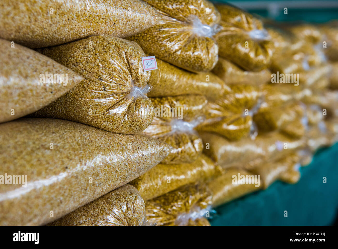 Farinha tun Uarini, farinha tradicional da dem 'o das Pessoas da regi o Norte do País, durante Feira de Produtos regionais em Iranduba/bin. Stockfoto