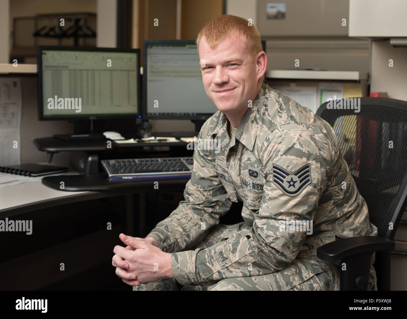 Staff Sgt. Kyle Fletcher, 349 Air Mobility Wing financial management Spezialisten, der weiß, dass seine Arbeit sehr viel Liebe zum Detail erfordert, dass langweilig werden können, die Ergebnisse seiner Arbeit beeinflussen Menschen, die sich auf seinen Fleiß. (U.S. Air Force Foto von Ken Wright) Stockfoto