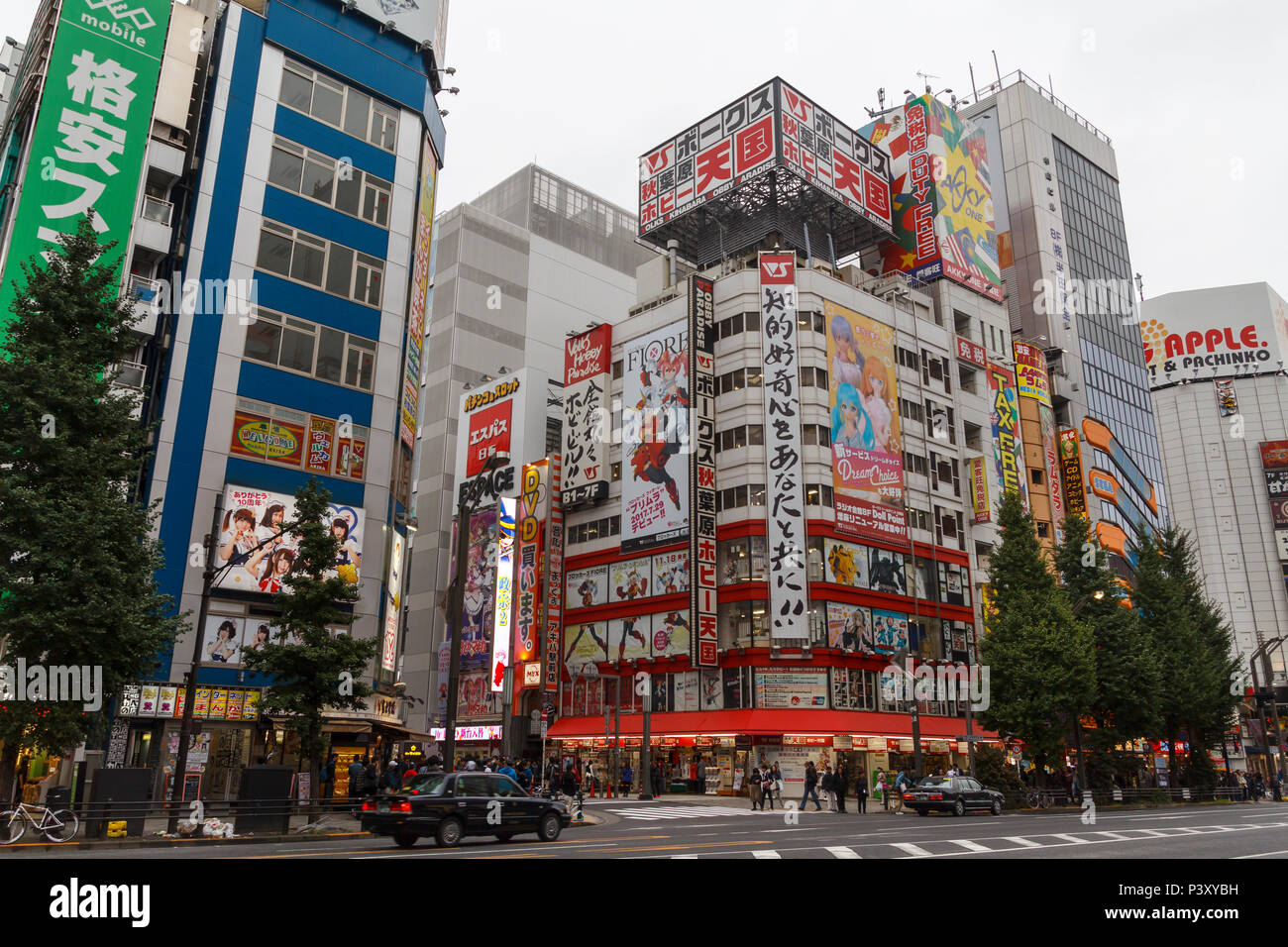 Akihabara Straßen mit Geschäften und Fußgänger, ein Einkaufsviertel für Videospiele, Anime, Manga, und Computer waren Stockfoto