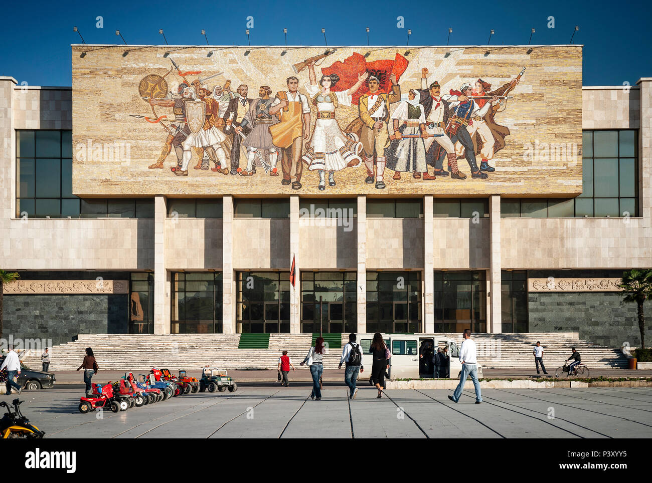Nationale Historische Museum Sehenswürdigkeiten und berühmten "sozialistischen der Albaner realist Mosaik Wandbild in skanderberg Hauptplatz von Tirana, Albanien Stockfoto