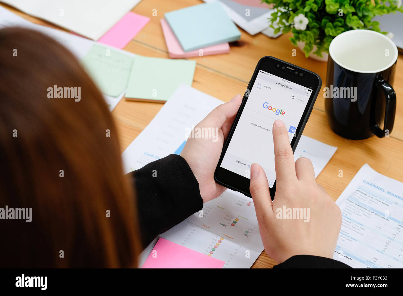 Chiangmai, Thailand - 13. Juni 2018: Nahaufnahme einer Frau hand Halten iphone X für die Suche bei Google. Setzen Sie suchen Informationen aus dem Internet. Stockfoto