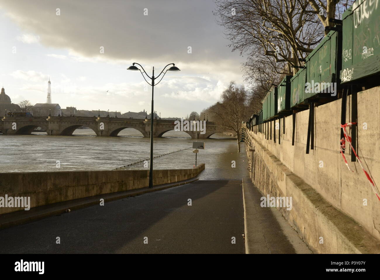 Les Grandes crus à Paris - Les Quais de Seine ne sind plus accessibles: l'eau est Montée. Du Trocadéro à Bercy, en passant par la Bibliothèque François Mitterrand, des Quais Mauriac à l'Ile Saint Louis, un Paysage jamais vu en février 2018 et 2016 Stockfoto