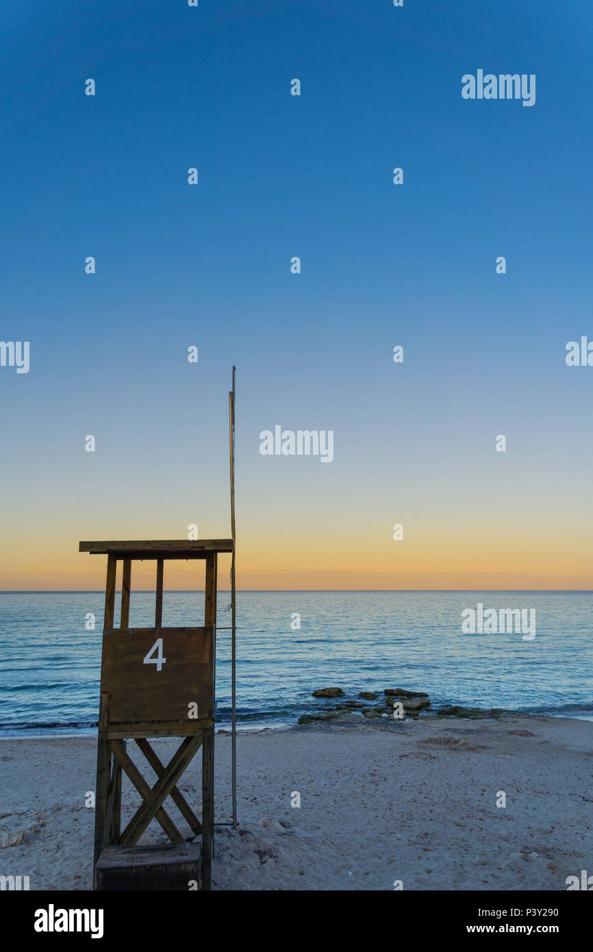 Mallorca, Rettungsschwimmer Haus am White Sand Beach Urlaub Insel bei Sonnenuntergang Stockfoto