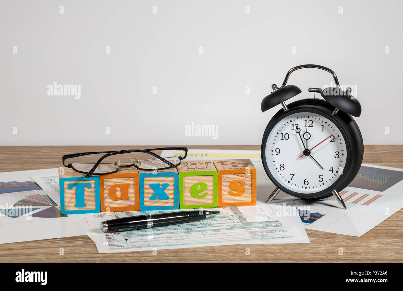Einkommensteuer Termin nähert sich mit Wecker Stockfoto