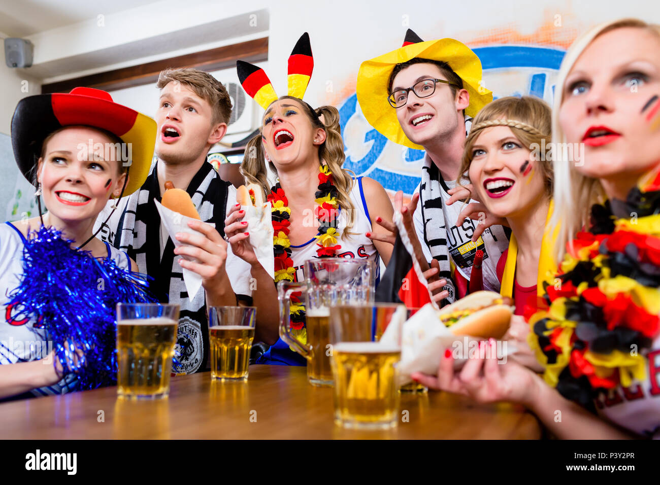 Fußball-Fans auf ein Spiel der Deutschen Nationalmannschaft Stockfoto