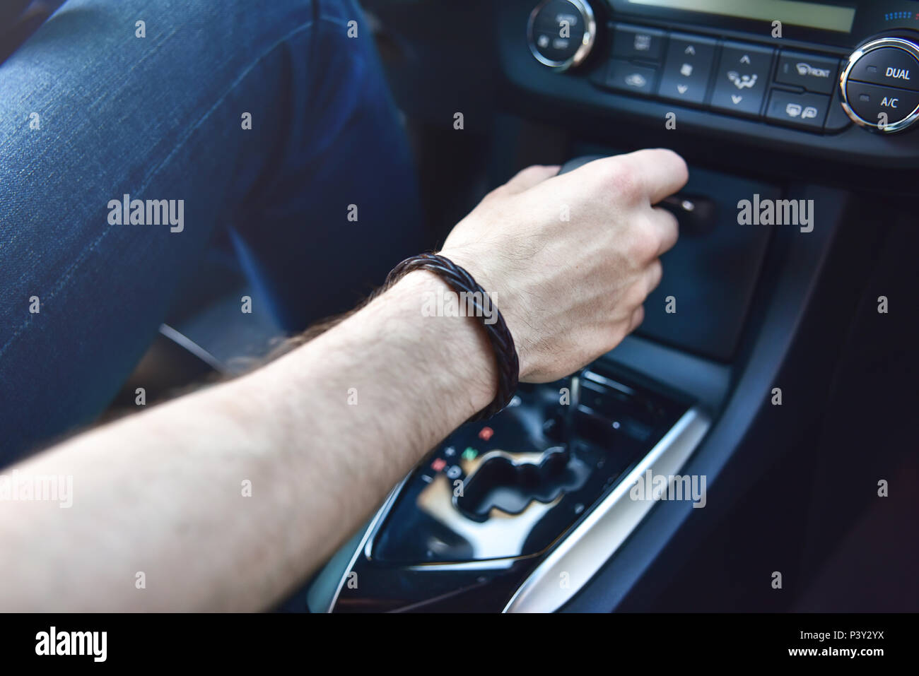 Hand mit Automatikgetriebe in seinem Auto Stockfoto