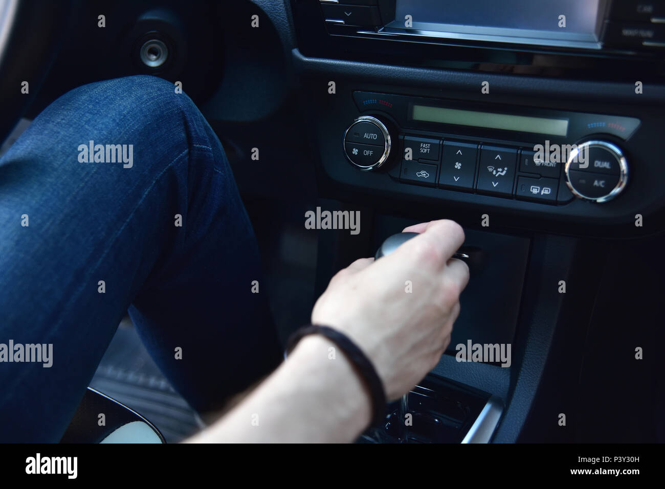Hand mit Automatikgetriebe in seinem Auto Stockfoto
