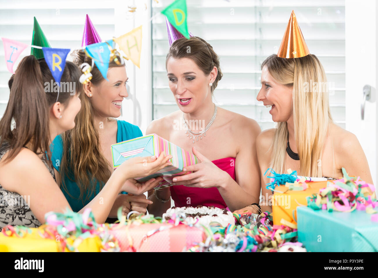 Fröhliche Frau mit einem Geschenk Box während eine überraschung Geburtstag Stockfoto