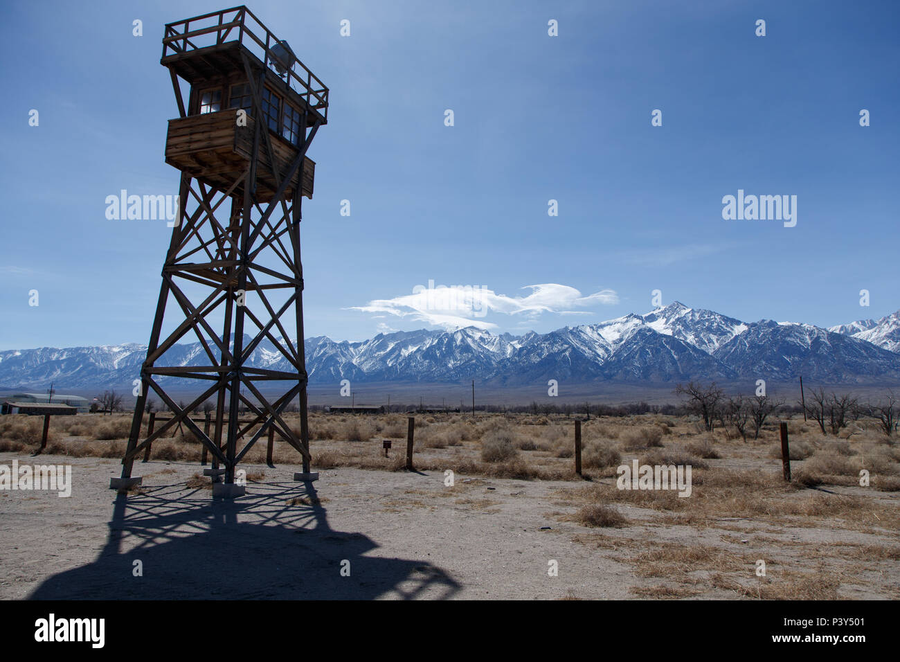 Ein Wachturm in Manzanar war Relocation Center, in denen die japanische Amerikaner an der Manzanar National Historic Site in der Nähe von Unabhängigkeit, CA inhaftiert wurden. Stockfoto
